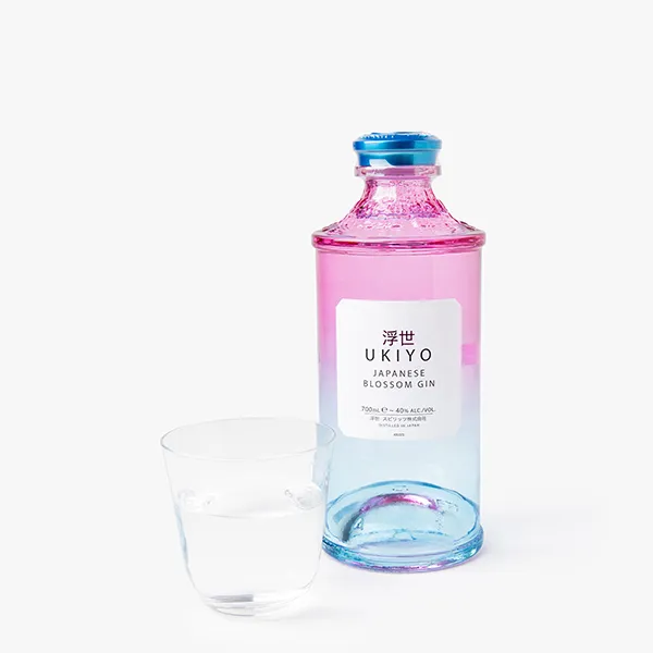 Bouteille de gin rose et bleu avec un verre